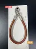 Nova pulseira de couro triangular com fivela dupla para celular, acessório universal, pulseira simples com fivela dupla, corrente de suspensão anti-queda