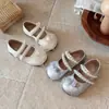Sapatos de Couro com Laço de Tela para Meninas 2026 Primavera/Verão Novos Modernos Versáteis Casuais Sapatos de Princesa com Pérolas Tendência