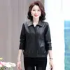 Jaqueta de outono nova e elegante para mães, jaqueta de couro casual solta para mulheres de meia-idade e idosas, jaqueta de couro de primavera e outono