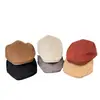 Gorra sencilla de gamuza de color liso con visera hacia adelante para mujer, gorra casual versátil de otoño e invierno que hace que la cara se vea más pequeña, estilo retro japonés, se puede usar al revés