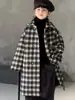 Casaco Masculino Xadrez Preto e Branco Forrado com Fleece Inverno 2025 Novo Estilo Coreano Jaqueta Longa Grossa Quente Atacado