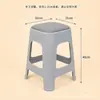 Nuevo modelo de taburete cuadrado de plástico simple, grueso, resistente, antideslizante, apilable con cojín suave para sala de estar, dormitorio, mesa de comedor