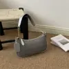 A bolsa quadrada retrô pequena popular deste ano para mulheres é o novo modelo de verão de 2026 em cor sólida, bolsa de ombro simples, bolsa transversal para o trabalho