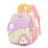 Mochila Infantil Color Block Cor Macaron com Pingente de Triângulo Fofo Bolsa Escolar para Jardim de Infância Meninos e Meninas Mochila Leve de Viagem