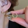 Aretes Simples Metálicos de Círculo Torcido de Zircón Chapado en Oro Real Nicho Elegante de Alto Grado Aretes Geométricos para Mujer