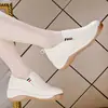 Zapatos de plataforma, zapatos de mujer de suela gruesa, nuevo modelo de otoño 2026, zapatos de tacón de cuña de un solo color, cómodos para mujeres de mediana edad y mayores, no cansan los pies, zapatos de madre de suela blanda