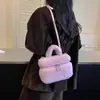 Nuevo bolso de mano de felpa de lana de cordero estilo japonés y coreano, un bolso cuadrado pequeño moderno y versátil para mujer, perfecto para otoño e invierno, con un look chic y sofisticado, y se puede llevar como bolso de hombro