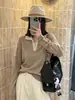Estilo old money: Polo de punto para mujer de principios de otoño con un look sofisticado, diseñado para un atuendo de otoño chic y único