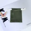 Atacado em estoque, pode ser impresso com logotipo, bolsa de veludo fina com cordão para guardar colares, brincos e joias