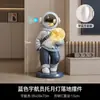 Ornamento Grande de Chão Astronauta para Sala de Estar de Luxo Leve com Alto-Falantes Armário de TV de Luxo Leve de Ponta Decoração de Áudio Astronauta