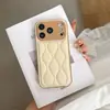 Funda Creativa Nueva para Teléfono de Chaqueta de Plumas Compatible con Apple 18PROMAX Moderna 17PRO/17 Rojo Cereza 13/14