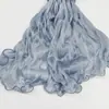 Item popular de comércio exterior: Lenço longo liso brilhante plissado, lenço de cabeça para mulheres, lenço de gaze elástica fino respirável para primavera/verão, xale