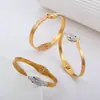 Série Cobra de Cabeça Prateada Design de Cabeça e Cauda de Cobra Cravejado com Diamantes Pulseira de Aço Inoxidável Que Mantém a Cor e Não Causa Alergias Facilmente. A Pulseira Pode Ser Usada no Banho