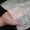 Tecido Não Tecido Branco de Fábrica em Rolo Grande de PP Spunbond Anti-Envelhecimento, Anti-Atrito, Respirável, Valor de pH Neutro, Revestido de Alumínio à Prova de Poeira