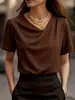 Elegante Top Blanco de Manga Corta para Mujer con Diseño de Cuello Irregular Inclinado, Adecuado para el Trayecto al Trabajo y Estilo de Oficina Profesional, Exudando una Atmósfera Inteligente y Profesional