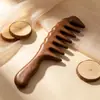 Atacado de fábrica pente de massagem de sândalo dourado com 20 dentes, pente de madeira maciça para meridianos de uso doméstico, portátil, adequado para homens e mulheres, personalizável
