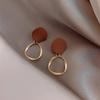 Plata S925 otoño e invierno simple disco de metal mate pintura moda foto callejera textura aretes aretes cortos para mujer B518