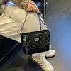 Bolso de hombro con cadena de patrón de diamante para mujer, nueva moda trendy 2026, bolso de hombro y bandolera de alta gama para el día a día, bolso tipo cubo