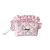 Estuche acolchado a cuadros de fresa Hisocute con volantes, gran capacidad, bolsa de almacenamiento para maquillaje, bolsa de almacenamiento para papelería estudiantil