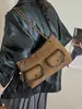 Bolso retro de ante a la moda 2026 nuevo bolso cruzado versátil para mujer con un toque de alta gama para ir al trabajo, bolso de hombro único bajo el brazo