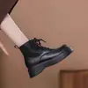 Botas estilo Martin de couro envernizado preto para mulheres, coleção outono/inverno 2026, com sola grossa, que aumentam a altura, doces e estilosas, versáteis e afuniladas no tornozelo