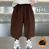 Pantalones de felpa para niños Otoño Invierno 2026 Estilo Nuevo Pantalones deportivos casuales gruesos para niños Pantalones de algodón polar de una pieza para invierno