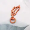 Llavero con Forma de Pluma de Metal Electrochapado con Proceso de Pintura Colgante Accesorio Colgante DIY Hecho a Mano con Movimiento de Resorte