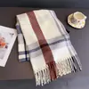 Bufanda Chal Versátil de Alto Gama Retro Británico de Cachemira Sintética para Otoño/Invierno, Protección contra el Frío, Cálida para Viajes, Bufanda de Cuadros con Borlas