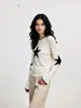 Suéter tejido Azmi blanco de cuello redondo, un diseño de nicho para mujer, nueva colección otoño/invierno, corte holgado, efecto adelgazante, tejido casual y versátil