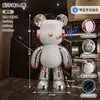 Ornamento de Chão Gigante Extra Grande (1,85m) de Urso Cartoon DJ com Strass e Vidro para Decoração de Interiores de Hotel e Pousada