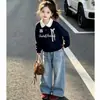 Conjunto de Dos Piezas para Niñas de Primavera y Otoño Estilo Coreano Moda Sudadera con Cuello Polo Recortado de Encaje Patchwork Jeans Dulces con Lazo