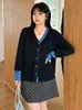 Diseño de moda para mujer talla grande, top de punto con cuello en V y bloques de color, colección de otoño 2026, cárdigan tejido casual holgado para mujer talla grande