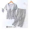 Venta al por mayor del fabricante Conjunto de ropa de estar para primavera y verano, pantalones cortos de manga tres cuartos con almohadillas en el pecho, sujetador integrado, conjunto de dos piezas cómodo y transpirable