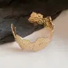 Pulseira Aberta Cruzada Europeia e Americana de Metal Plissado Borboleta Costurada, Moderna e Simples, Luxo Leve com Toque de Alto Padrão, Joias Femininas