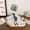 Zapatillas blancas estilo Hong Kong para mujer, nuevo modelo de primavera 2026, doble cordón, puntera redonda, versátiles, suela fina, zapatillas de entrenamiento casuales alemanas