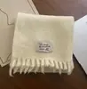 Venta de liquidación de bufandas con 40% de descuento en un puesto, bufandas largas y cortas de hilo de felpa tejido cálido para otoño e invierno en oferta