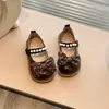 Sapatos de couro para meninas, novo estilo primavera 2026, sapatos macios com laço, sapatos de performance infantis da moda