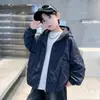 Chaqueta de Otoño para Niños 2026 Estilo Nuevo para Niños Medianos y Mayores Chaqueta con Capucha Fresca Ropa de Primavera y Otoño para Niños con Cremallera Resistente al Viento Tendencia