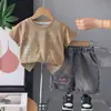 Conjunto Casual de Verão para Meninos 2026 Novo Estilo Bebê e Criança Pequena Inglês Tendência Manga Curta Conjunto de Duas Peças para Meninos Bebês Estilosos