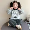 Traje de Primavera y Otoño para Niñas 2026 Nuevo Estilo Conjunto de Dos Piezas Casual de Moda para Niños Bebé Pantalones Rayados de Dibujos Animados a la Moda Estilo Otoño