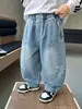 Calças Jeans Curvas Masculinas para Primavera e Outono Estilo Coreano Calças Casuais Soltas Estilosas para Crianças Calças Longas Masculinas para Exportação