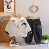 Conjunto Esportivo Estiloso de Desenho Animado para Meninos 2026, Conjunto de Três Peças com Mangas Longas Estilo Baseball para Crianças Pequenas, Primavera e Outono