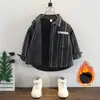 0104 Moda Ocidental para Meninos Camisas Veludadas Listradas Elegantes Camisas Espessas de Outono e Inverno para Meninos Pequenos e Jaquetas de Veludo para Crianças