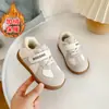 Sapatos de caminhada para bebê menina para primavera e outono, tênis de treino alemães macios para bebês, sapatos confortáveis e versáteis para crianças pequenas, sapatos simples para bebês