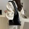 Bolsa Tote Casual Simples de Couro Óleo e Cera com Rebite Personalizado para Mulheres 2025 Verão Nova Bolsa de Ombro de Nicho para o Dia a Dia