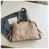 Bolsa tote punk europeia e americana com tachas, bolsa de ombro texturizada de grande capacidade, bolsa de mão vintage versátil para o dia a dia