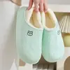 Chinelos de inverno femininos de algodão com forro de pelúcia, calcanhar fechado, confortáveis para uso doméstico, chinelos de pelúcia para ambientes internos para casais, chinelos de algodão quentes de inverno para homens