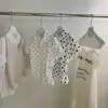 WGWE10008 Guangzhou Thirteen Hong Roupas Femininas 2026 Chegada de Verão Nova Camisa Top de Manga Curta com Gola Lapela Bolinhas Cintura Marcada