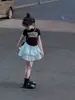 Conjunto de Verão para Meninas 2025 Novo Estiloso Camiseta Infantil de Manga Curta Moda Saia Plissada Curta Conjunto de Duas Peças Saia Bolo