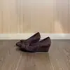 Zapatos Mary Jane de Cuña Baja con Punta Redonda para Mujer 2026 Adorno de Lazo de Mariposa Adecuados para Combinar con Faldas Largas y Pantalones